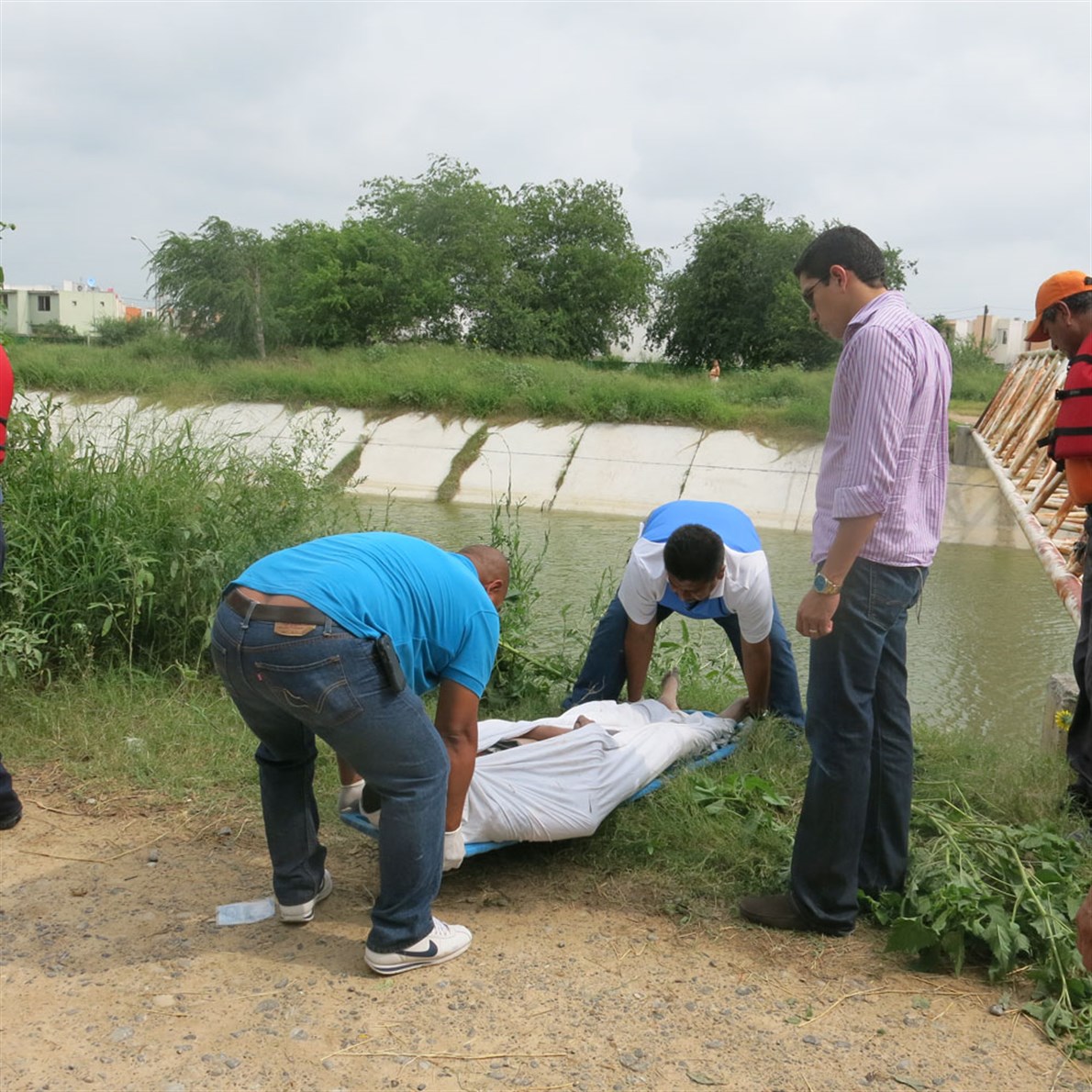 MINISTERIO PÚBLICO. Autoridades ministeriales dan fe de la muerte por ahogamiento de una persona en el canal Rodhe.