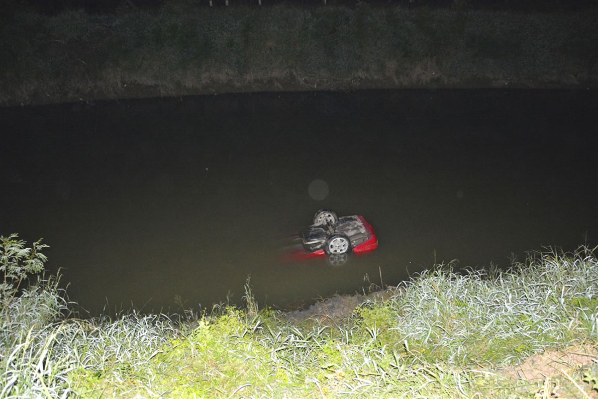 DOBLE TRAGEDIA.  Sumergido en el agua, con los neumáticos para arriba, se observa un automóvil, cuyos tripulantes, dos médicos, murieron ahogados en el interior de la unidad.