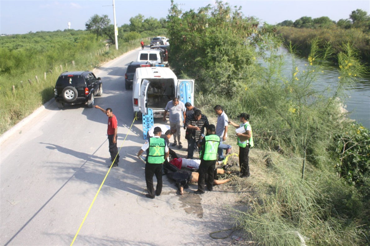 TARDE FATAL. Los cuerpos de los jóvenes futbolistas yacen a la orilla del canal Rodhe, donde perecieron ahogados al caer junto con la camioneta que tripulaban.