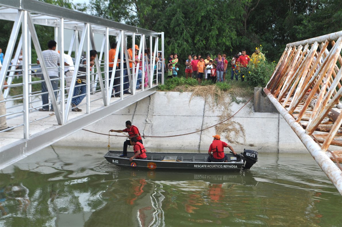 BÚSQUEDA. Elementos de la Brigada de rescate Acuático “peinan” el fondo del canal en busca del cuerpo del menor que murió ahogado cuando se bañaba junto con sus amigos.