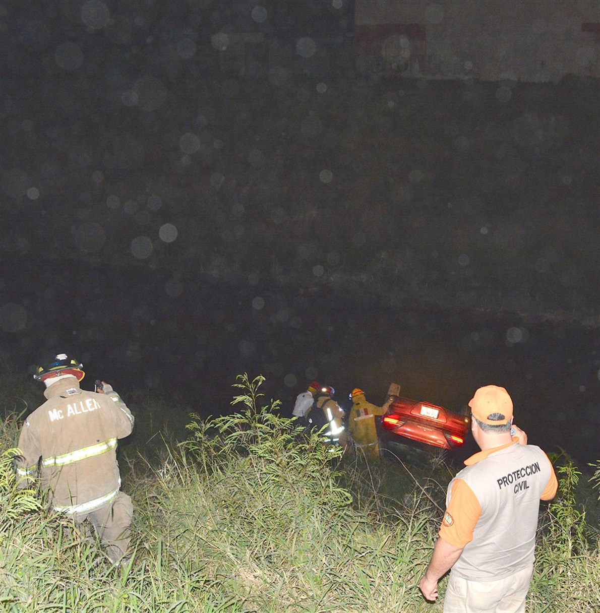 UNA MUJER. Hasta el fondo del canal Rodhe se observa el automóvil que conducía la mujer fallecida. 