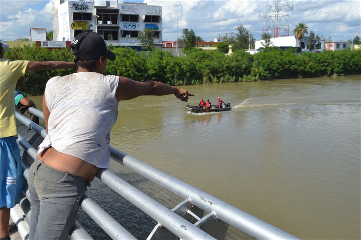 LO RETARON. Después de azuzarlo a que se aventara al agua, amigos del lacavarros señalan el lugar donde éste se hundió para no salir más.