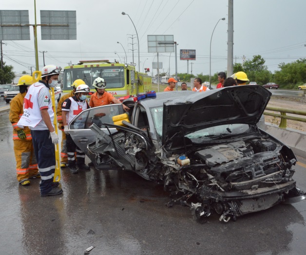 Derrapa su Jetta y resultan heridos  él y acompañante