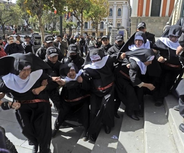 Protestan feministas contra visita papal