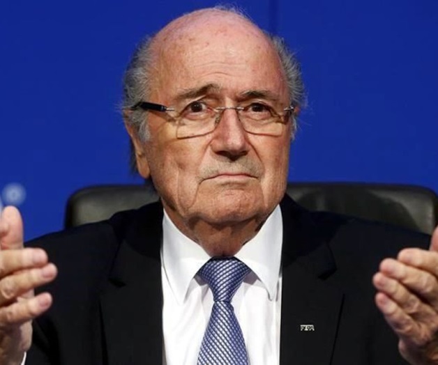 Admite Blatter que presión lo doblegó