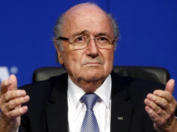 Admite Blatter que presión lo doblegó Admite Blatter que presión lo doblegó