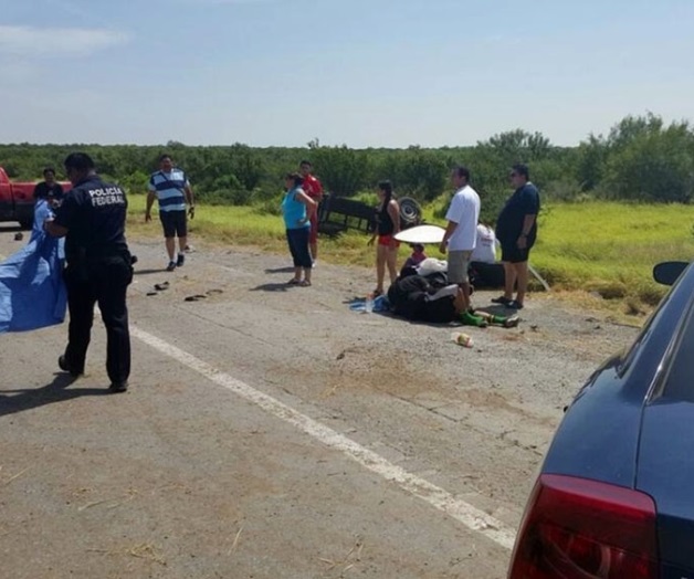 Perecen abuela ynieto en volcadura