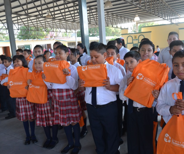 Piden a padres esperar por paquetes escolares gratis