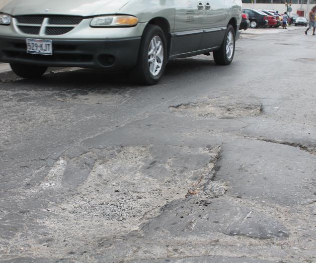 Reconocen retraso en bacheo