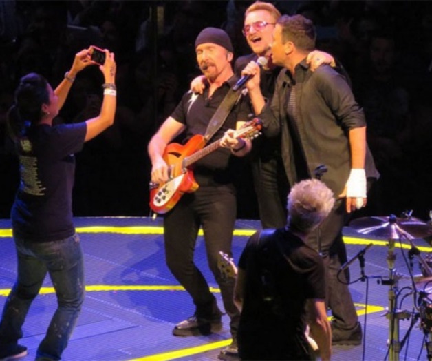 Canta Fallon durante concierto de U2