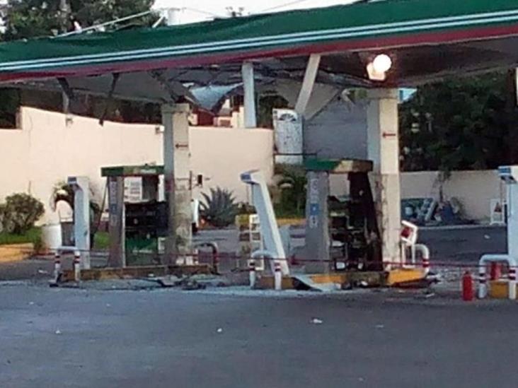 Lanzan bombas a gasolinera en Michoacán Lanzan bombas a gasolinera en Michoacán