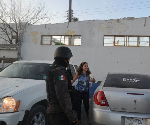 Conduce a exceso de velocidad y enfurece la detengan