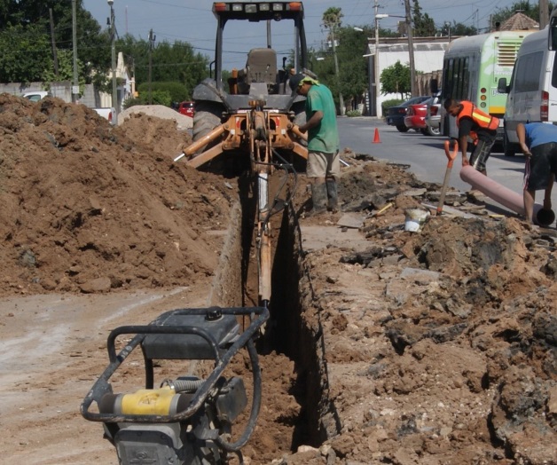 Inician reposición de drenaje sanitario