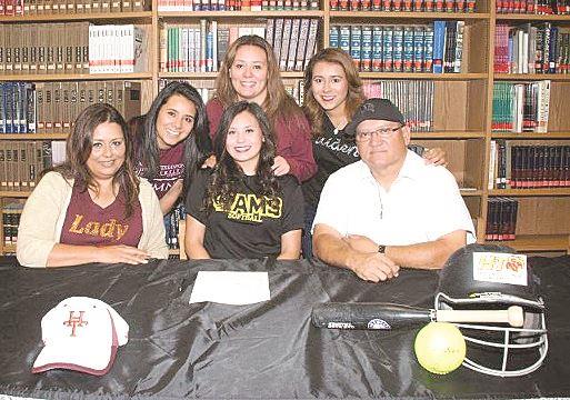 Se integra Cynthia a colegial de softbol Se integra Cynthia a colegial de softbol
