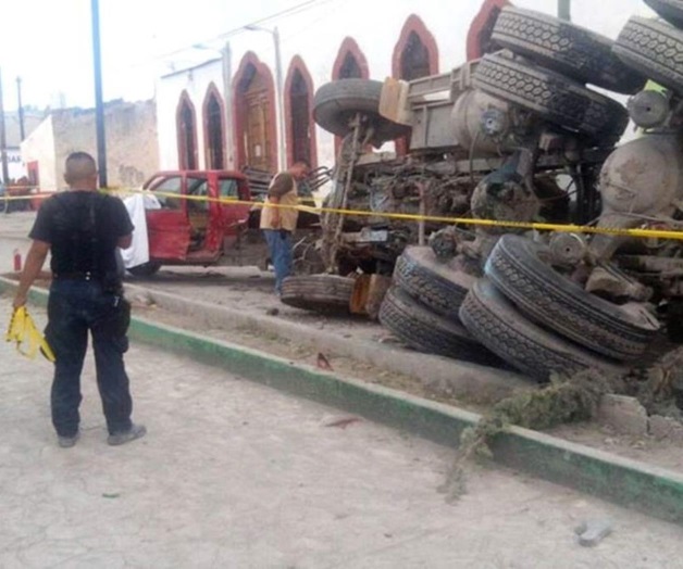 Arrolla camión a peregrinos; mueren 16