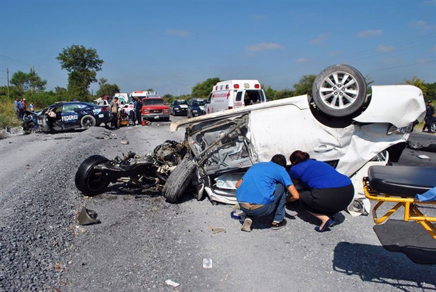 Choque frontal entre maestro y federales deja dos muertos en General Terán, N.L.
