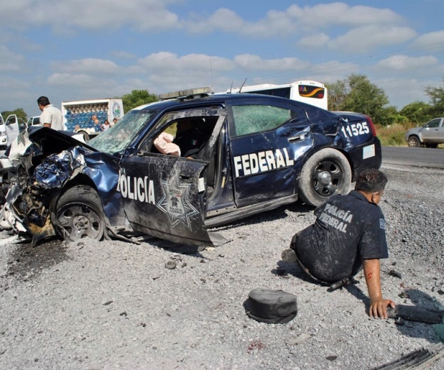 Choque frontal entre maestro y federales deja dos muertos en General Terán, N.L.