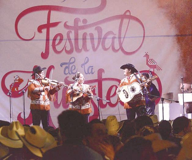 Suenan la jarana y la décimaen XX Festival de la Huasteca Suenan la jarana y la décimaen XX Festival de la Huasteca