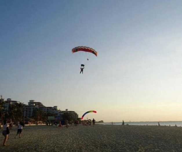 Muere mujer al caer de un parapente en la Isla del Padre (VIDEO)