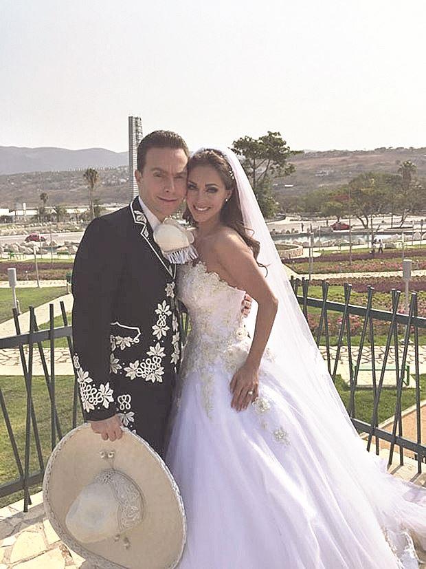 Anahí y Manuel Velasco firman el acta de matrimonio que los une civilmente como marido y mujer