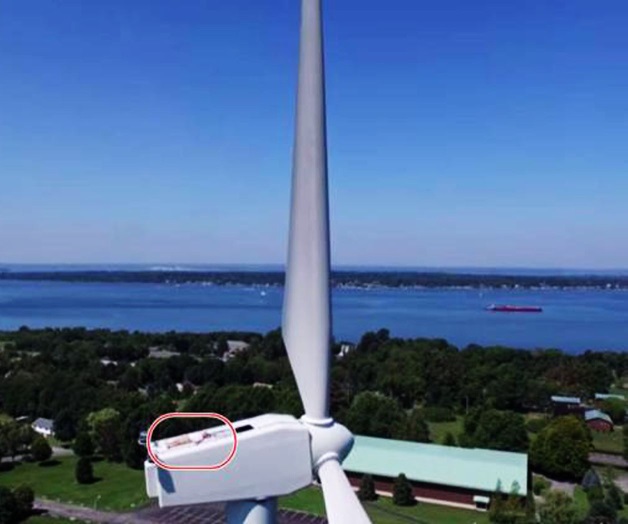 Descubren a monje tomando el sol sobre turbina eólica