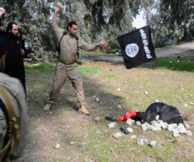 Lapida EI a mujer y azota a hombre por adulterio