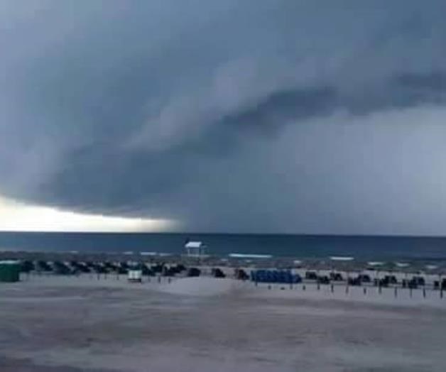 Se forma tornado sobre playa Costa Azul