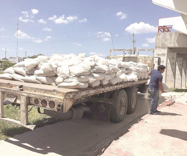 Llega la arena para fosa de salto Llega la arena para fosa de salto