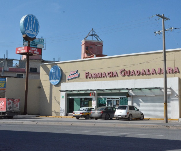 Irrumpen en farmaciadelincuentes armados