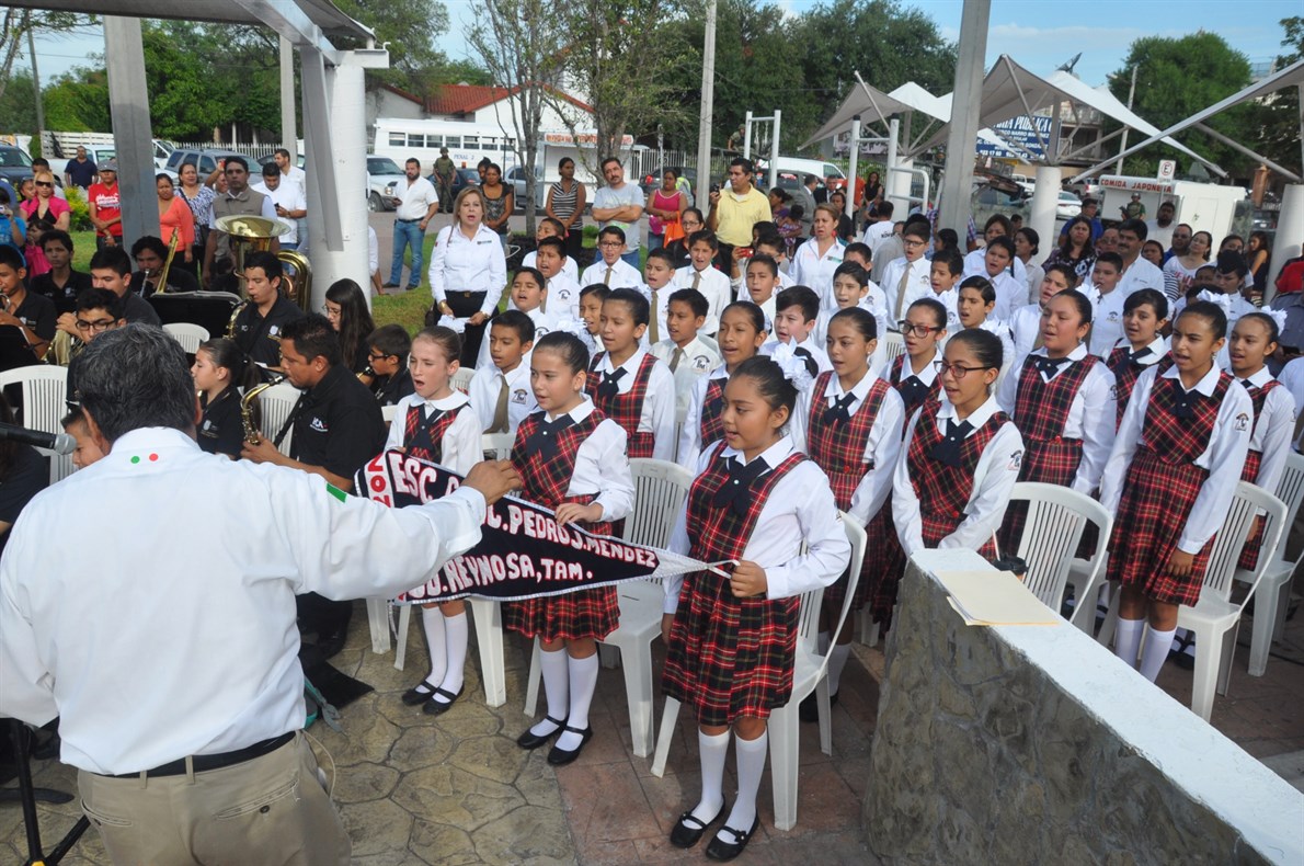 HOMENAJE. Alumnos de la Escuela Primaria Pedro José Méndez, entonaron el Canto a los niños Héroes EL MAÑANA / Víctor Espinoza 