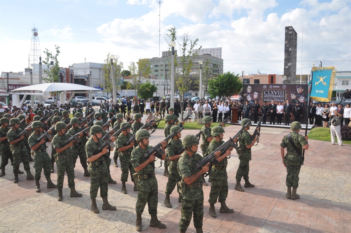 SALVA. Personal del Ejército disparó una salva en honor de los Niños Héroes.EL MAÑANA / Víctor Espinoza 