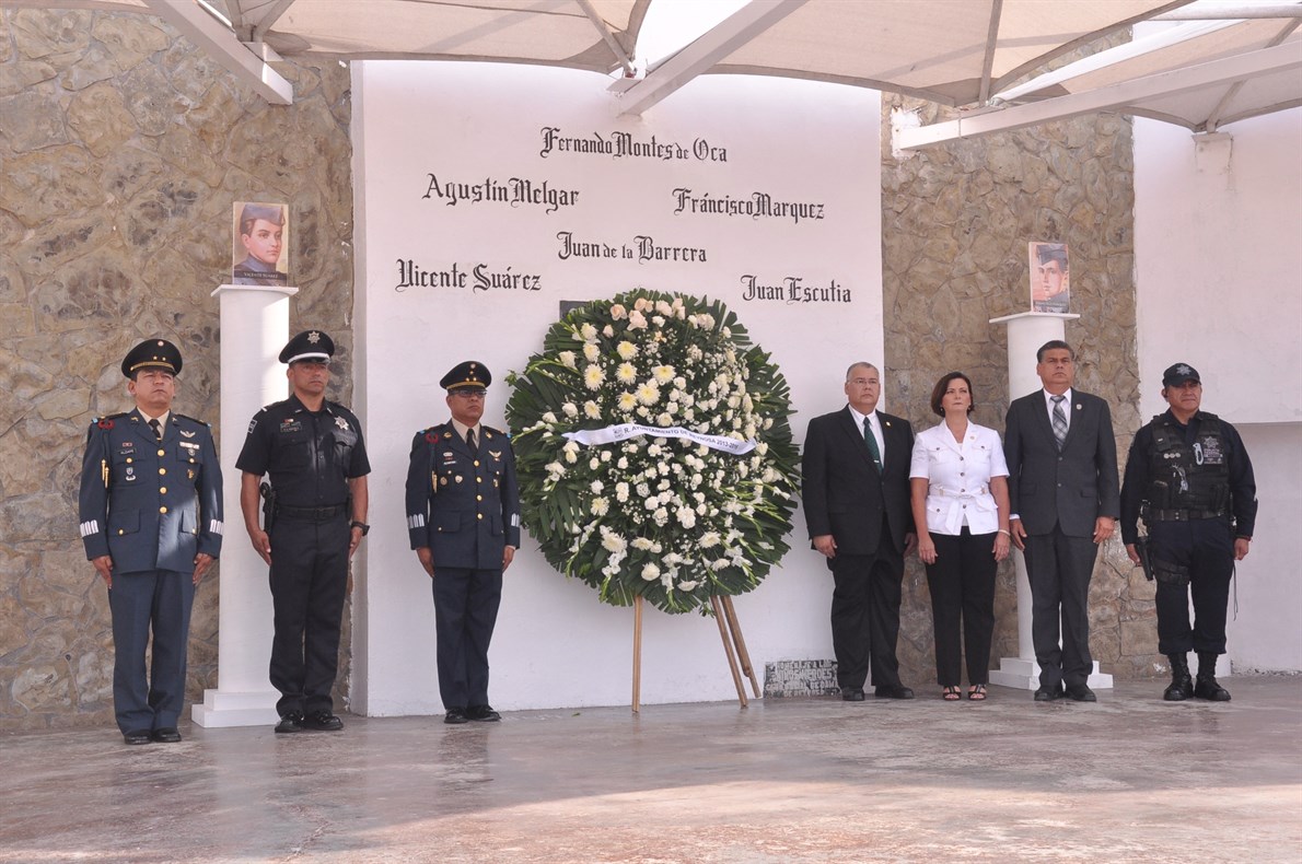 OFRENDA. Funcionarios civiles, policiacos y militares, montan guardia de honor a los Niños Héroes de Chapultepec.EL MAÑANA / Víctor Espinoza 