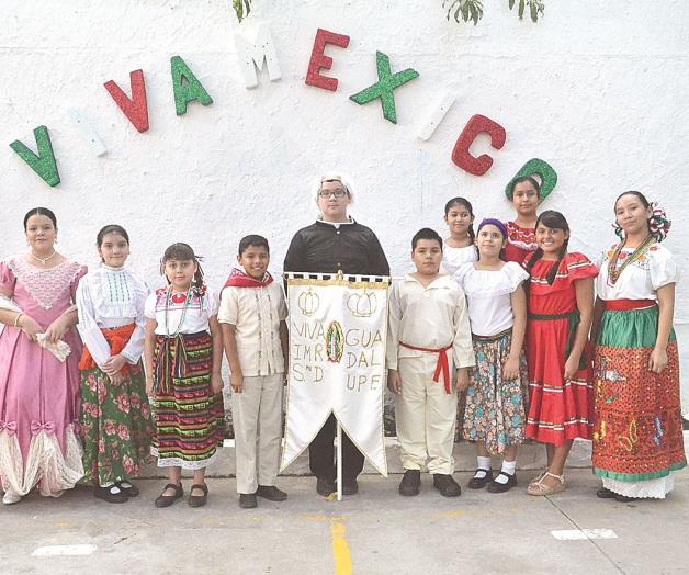 Celebran actuando y cantando