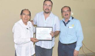 AGRADECEN. Le brindan merecido reconocimiento al IIES.