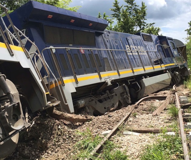 Descarrilan tren para saquearlo