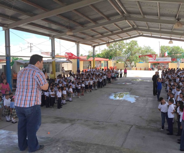 Entregan material didáctico y deportivo a varias escuelas Entregan material didáctico y deportivo a varias escuelas