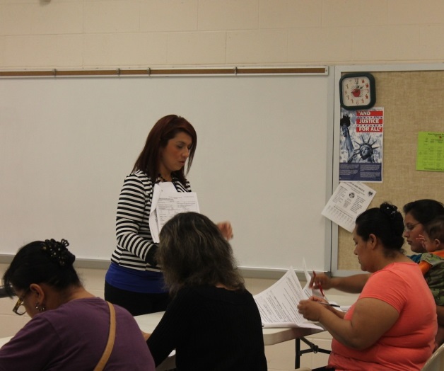 Ofrecen clases a padres de la comunidad de Álamo