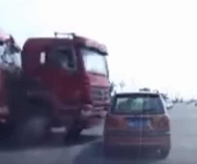 VIDEO: Fatal accidente en China, dos tráileres embisten a auto y moto