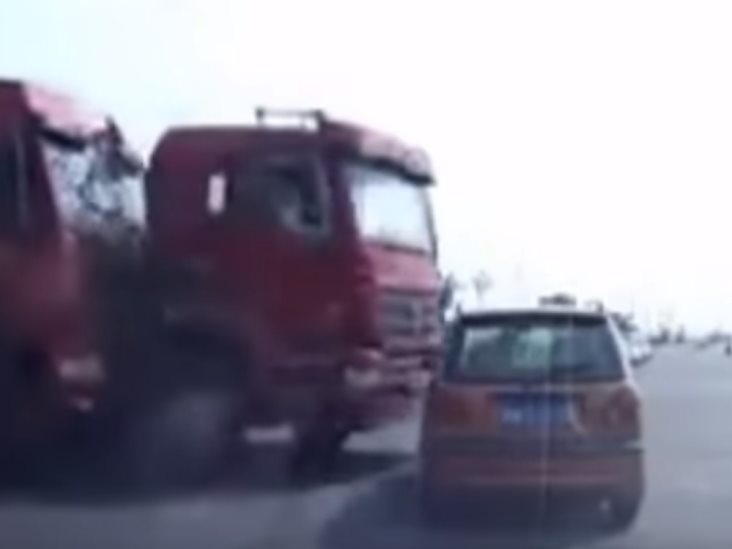VIDEO: Fatal accidente en China, dos tráileres embisten a auto y moto VIDEO: Fatal accidente en China, dos tráileres embisten a auto y moto