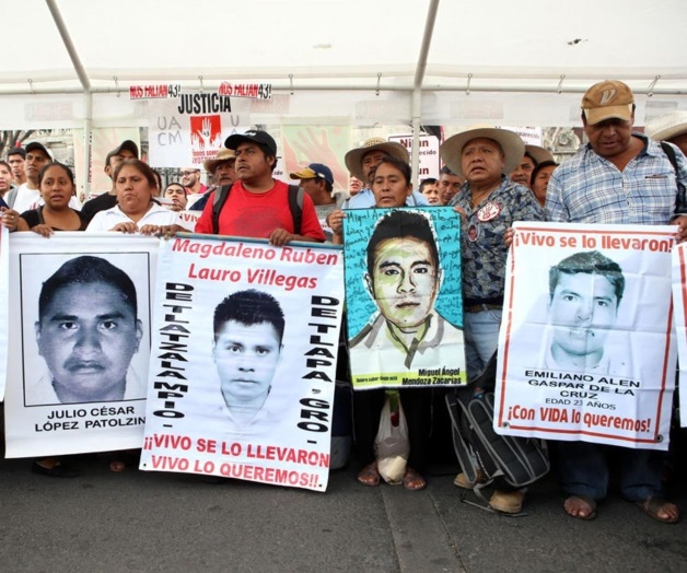 Inician padres de normalistas ayuno