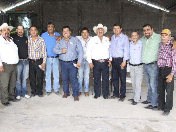 Apoya Rogelio Villaseñora las comunidades ejidales Apoya Rogelio Villaseñora las comunidades ejidales
