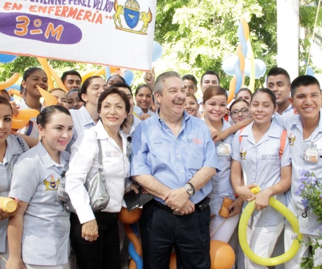 Emotivo encuentro delRector y universitarios