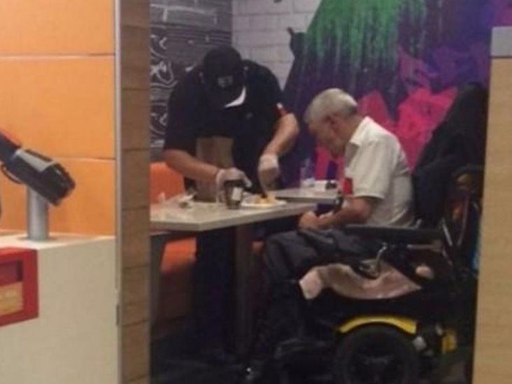 Empleado de McDonalds asiste a anciano que no podía comer solo Empleado de McDonalds asiste a anciano que no podía comer solo
