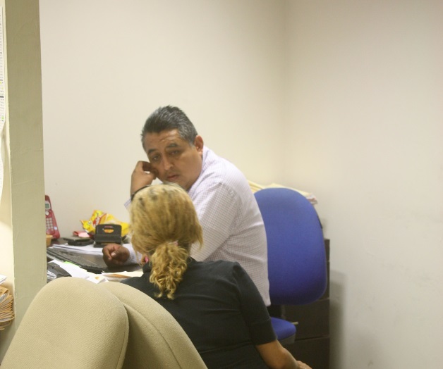 Le roban el medidor de  luz cuando  trabajaba