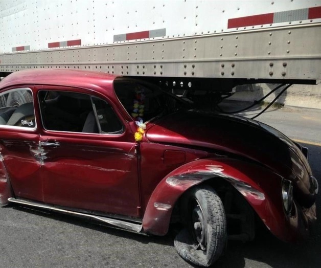 Aplasta tráiler su vocho... y sobrevive