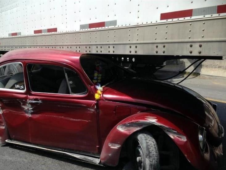 Aplasta tráiler su vocho... y sobrevive Aplasta tráiler su vocho... y sobrevive