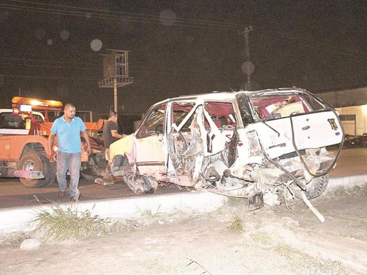 Otro conductor destroza camioneta tras volcadura Otro conductor destroza camioneta tras volcadura