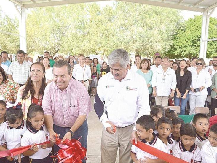 Alcalde y diputado inauguran techumbre Alcalde y diputado inauguran techumbre
