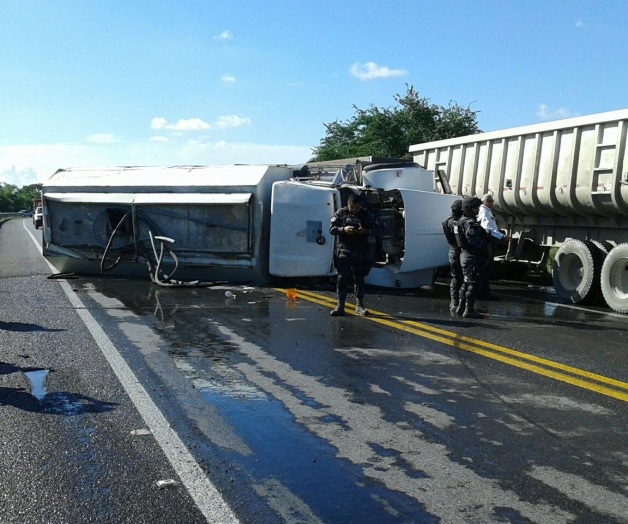 Vuelca pipa con agua
