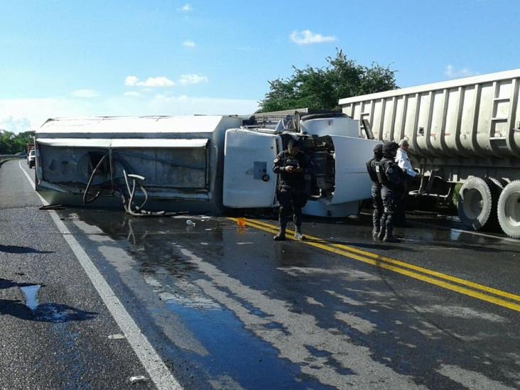 Vuelca pipa con agua Vuelca pipa con agua